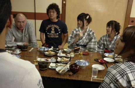La asiática Asakura Kotomi disfruta del sexo en grupo con la familia de su novio