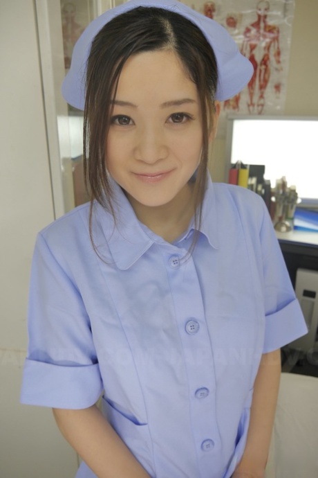 Ondeugende verpleegster Anna Kimijima krijgt haar harige kutje gevuld met een creampie