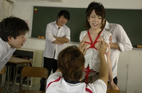Den storbarmede japanske læreren Yui Hatano blir gangbanged og creamped av elevene sine.