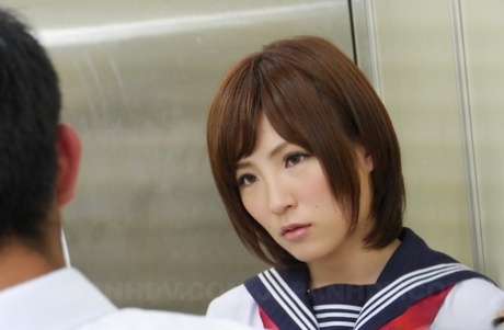 La giapponese Kaede Oshiro mostra la sua fica pelosa e si fa massaggiare in ascensore