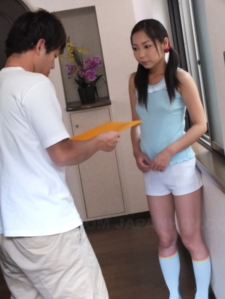 Den søde japanske skolepige Lulu Kinouchi mister sin mødom og bliver creampied