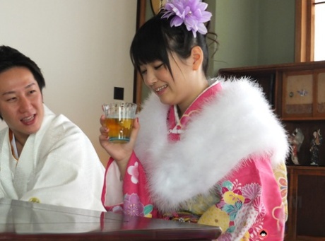 Japanse babe Tsuna Kimura proeft drie pikken & wordt geneukt na te zijn bespeeld