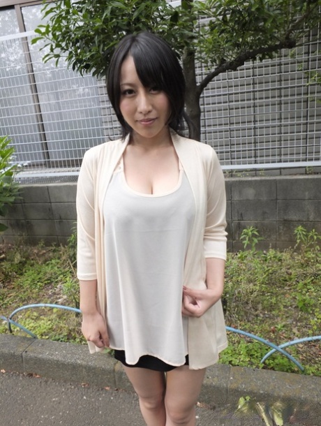 La MILF japonesa Yuna Hoshizaki hace mamadas en público y muestra sus grandes tetas
