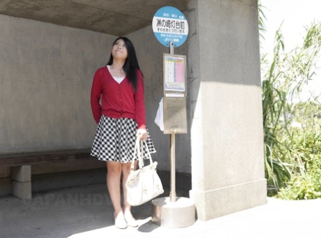 Zwartharige Aziatische schoonheid Aimi Nagano wordt genageld in een openbare bus