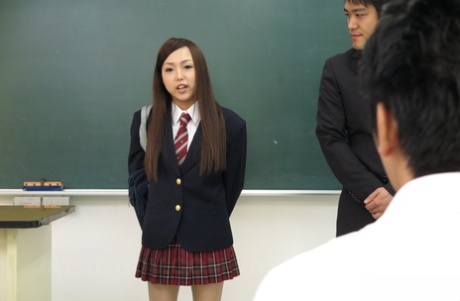 La morena japonesa Nana Sasaki muestra sus tetas y da cabezazos en la escuela