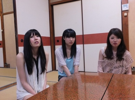 Tre japanske jomfruer bliver involveret i et asiatisk orgie i spaen