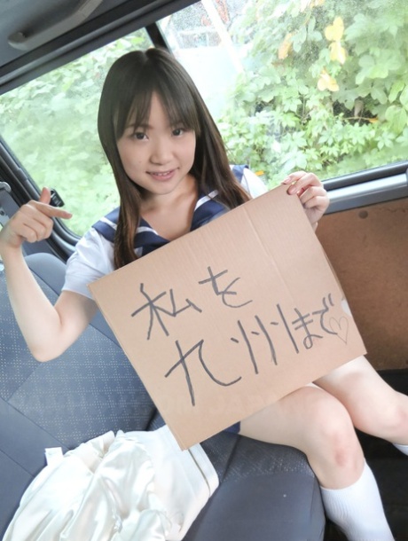 Asiatiska brunetten Mikoto Mochida blir uppraggad för att suga kuk i en bil