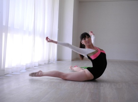 Schlanke asiatische Ballerina Haruna zieht sich aus und spielt solo mit grünem Sexspielzeug