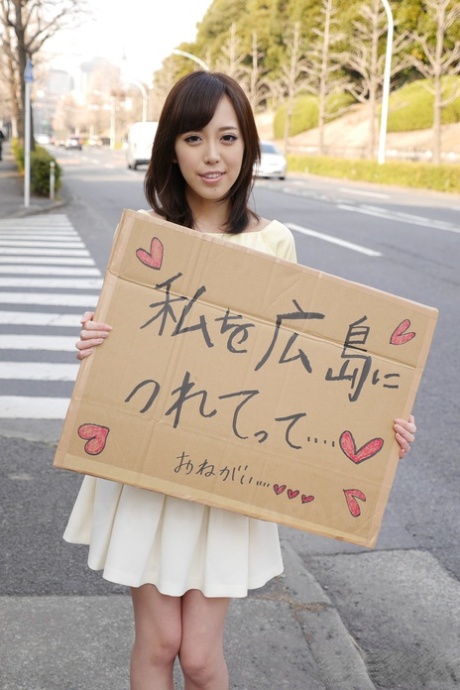 Azjatycka słodycz Shiori Yamate odsłania swoje gorące piersi i ssie kutasa w samochodzie
