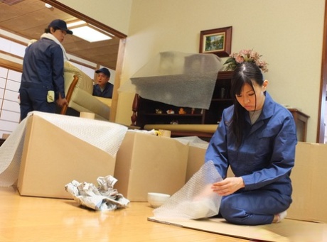 Den japanske stunneren Nozomi Koizumi gir kollegaen sin en fantastisk blowjob