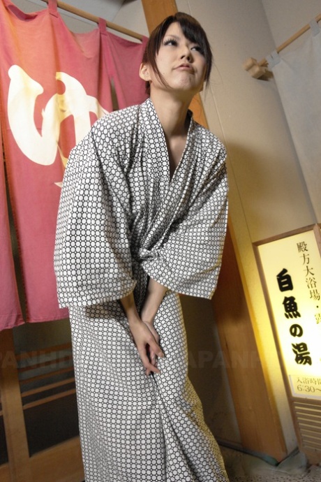 Japansk fru med små bröst Rin Hitomi ger handjob innan du rider en kuk