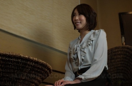 Magra japanska fru Aya Kisaki får sin fitta inoljad och masserad