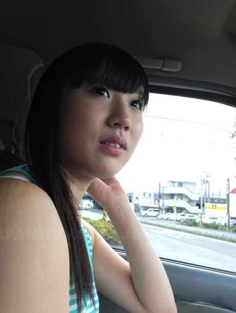 Gorąca Japonka Yuuko Kohinata pokazuje swoją owłosioną cipkę po gorącym seksie