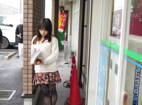 Japońska laska Mikoto Mochida robi loda przypadkowemu facetowi w miejscu publicznym