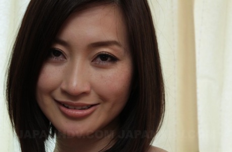 Brünette asiatische Mädchen Ami Kikukawa schmeckt einen leckeren Ständer beim Knien