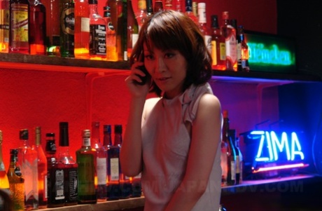 Petite asiatisk brud Nanako Misaki har grupp åtgärder med hennes kåta vänner