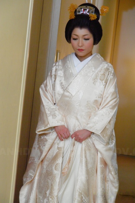 La moglie giapponese Yui Aoyama viene cremata e sfaccettata in una gangbang asiatica