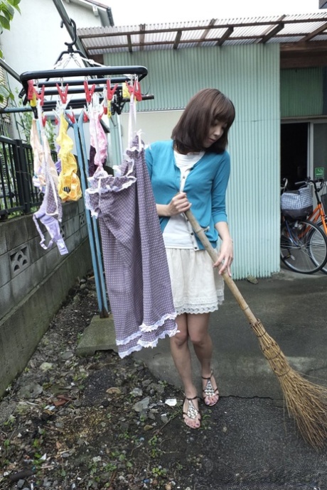Lekkere Japanse babe Juri Kitahara pijpt haar huisbaas