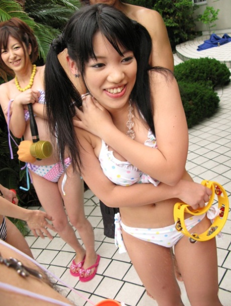Søte asiatiske jenter med små pupper og søte rumper blir fingret på et bassengparty