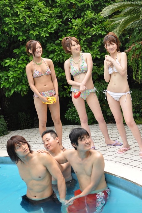 Raparigas asiáticas giras com mamas pequenas e rabos adoráveis são apalpadas numa festa na piscina