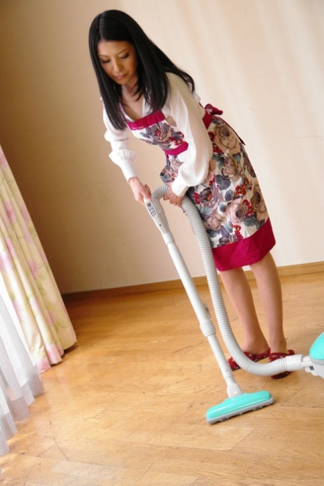 Азиатская домохозяйка Kana Aizawa ублажает свой кустик перед отсосом маленького члена