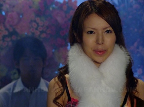 Den asiatiske jenta Rino Asuka får utløsning i ansiktet under en kuksugerkonkurranse.