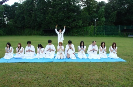 Japanse babes doen kinky seksspelletjes tijdens een XXX-ritueel in de buitenlucht