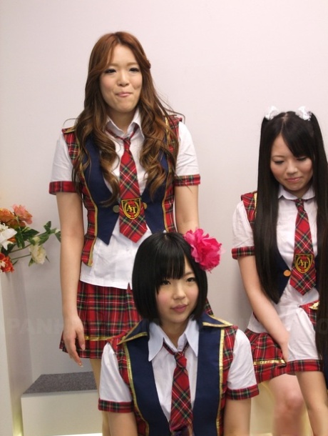 La colegiala asiática Akari Osaki y sus compañeras de clase disfrutan de un ardiente sexo en grupo
