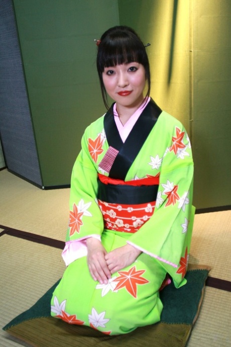 Japanse vrouw in groene kimono trakteert harige lul op POV pijpbeurt