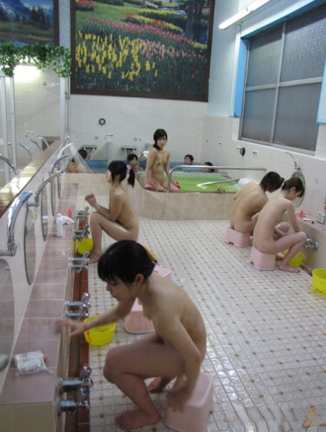 Preciosas japonesas disfrutando del sexo en grupo en el spa