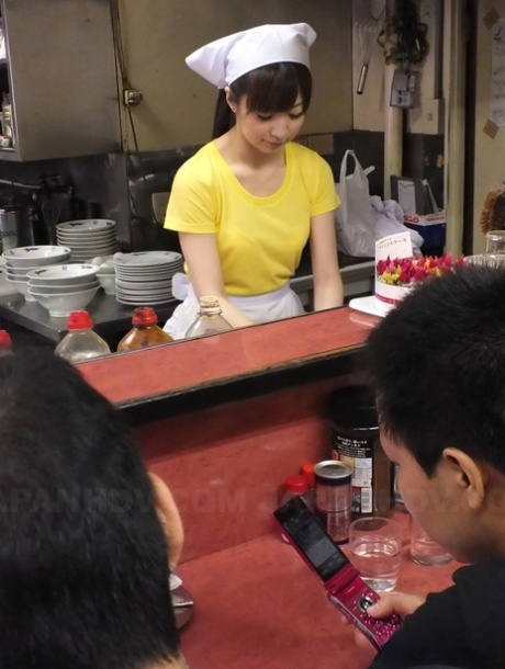 Sexy japansk kokk Mimi Asuka blir gangbanged og creampied på restauranten