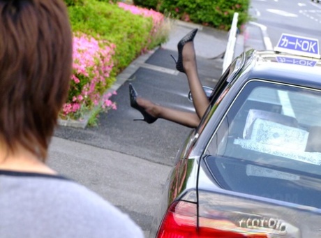 Japansk babe med fine naturtalenter Jun Kusanagi blir kjørt inn i en bil