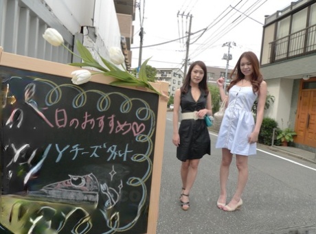 Japanske nymfomaner Kai Miharu og Yanagida Yayoi blir lekt med og pult i en 4some