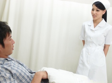 Азиатская медсестра Ren Azumi трахается с развесистым пациентом и получает ее бритая киска creampied