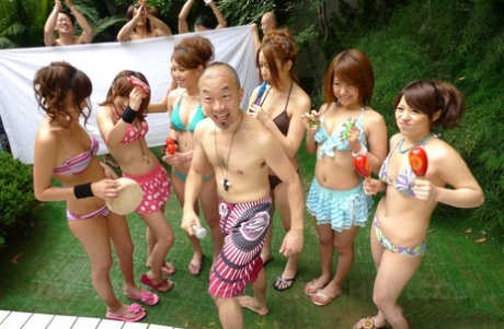 Søde japanske babes i sexede bikinier får fingerkneppet deres kusser udendørs