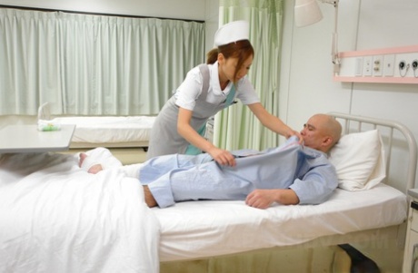 Японская медсестра Мио Кураки делает фелляцию возбужденному пожилому пациенту