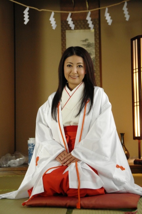 Прекрасная Аяно Мурасаки в кимоно делает эпическую голову и принимает оральный кончил