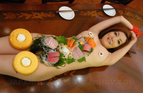 Japonská kočka Yuna Hirose nechává nadržené obchodníky používat své tělo jako talíř na sushi