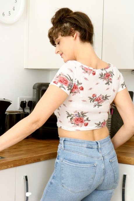 Любительская домохозяйка Кейт Энн обнажает свои большие сиськи и киску на кухне