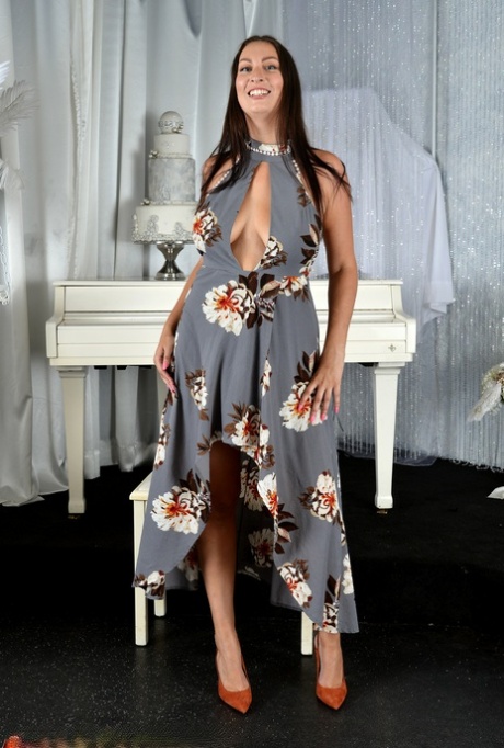 Alta MILF Tiffany Cane desnuda su vestido largo y toca sus grandes tetas y culo