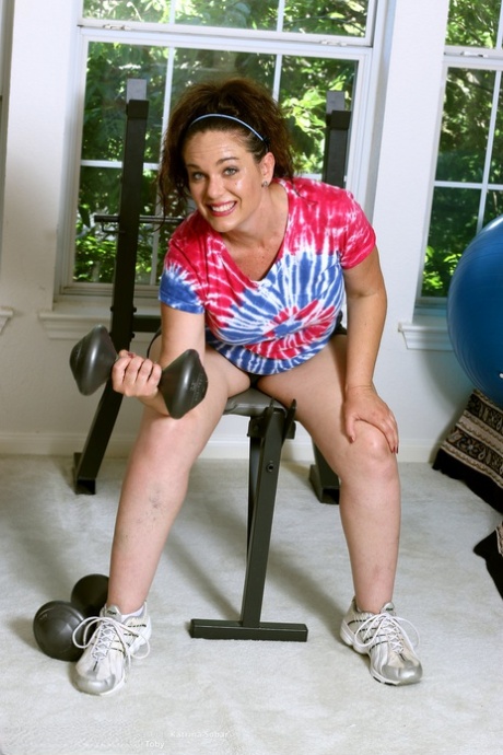 Buclatá MILF Katrina Sobar dělá horký striptýz během cvičení