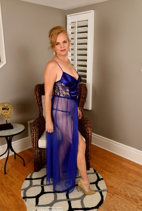 Beautiful MILF Micky Lynn peels off her lingerie & spreads her shaved pussy