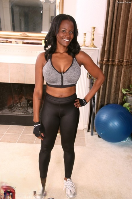 Brooke Carter, uma MILF de ébano em forma, despe-se durante o treino e mostra as suas mamas grandes