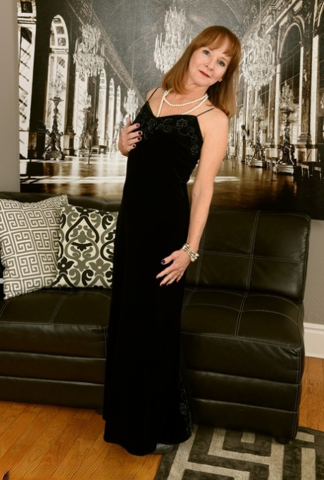 Gorący dojrzały Cyndi Sinclair doffs jej czarny sukienka i widać jej duży tyłek i cioto