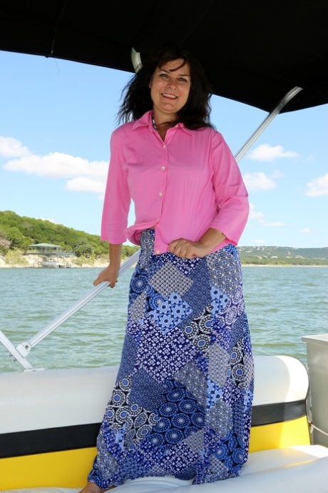 Söt amatör MILF Sherry Lee remsor & sprider hennes håriga fitta på en båt