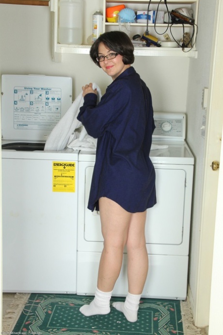 Nerdy MILF amateur Carlita Johnson stript en poseert naakt in de wasruimte