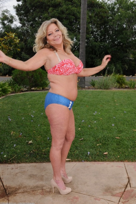 極太素人熟女カレン・サマーが巨乳を解禁してビーバーを広げる