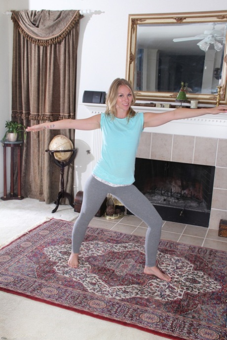 Blonde MILF Lara Elaine onthult haar gebruinde tieten en haar geschoren kutje tijdens yoga
