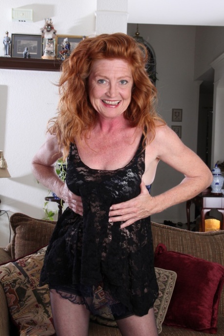 Redheaded housewife Tami Estelle unveils her natural tits and bald cunt