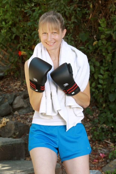 La boxeadora MILF Lexa Mayfair calma su coño cachondo con agua al aire libre